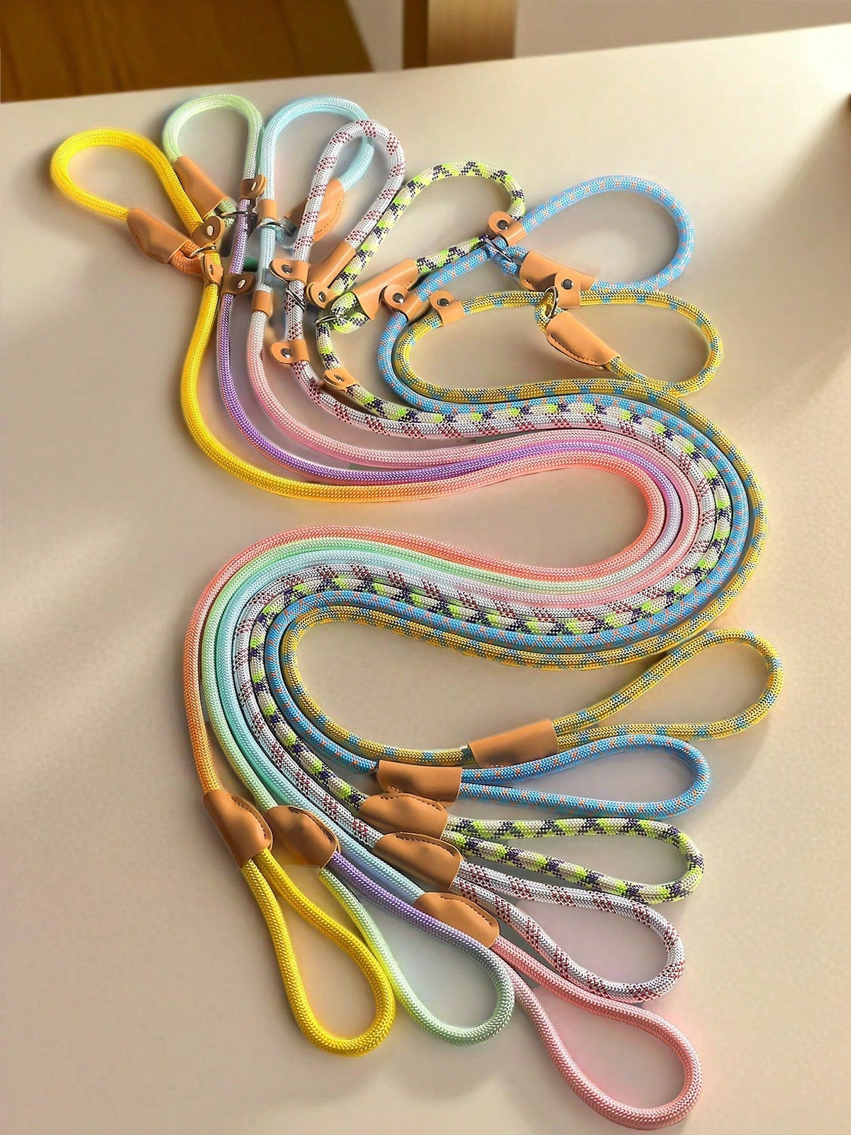 1 Piece Of Colorful Nylon Leash Dog Leash Dog Leash Walking Leash For Outdoor Walks. It Is Very Sturdy, Durable, And Beautiful. There Are Many Styles To Choose From, Suitable For Every Type Of Dog
